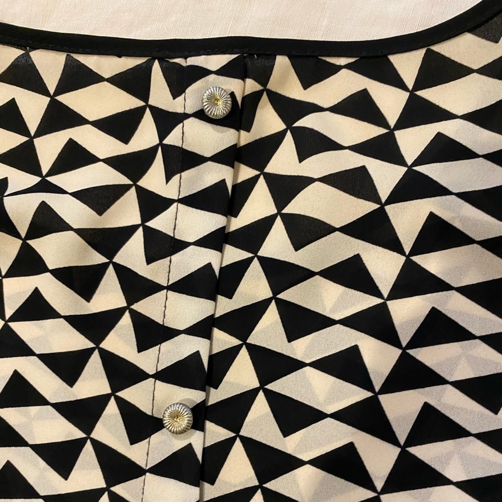 Geometric patterned top - Picture 4 of 8